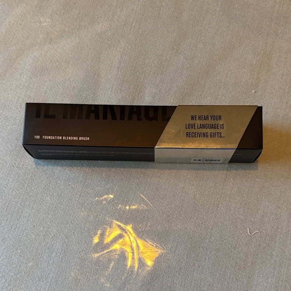 IL MAKIAGE Black and White Makeup Brush - Picture 2 of 3